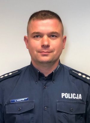 umundurowany policjant, który uratował kobietę z zamarzniętego stawu - zdjęcie portretowe