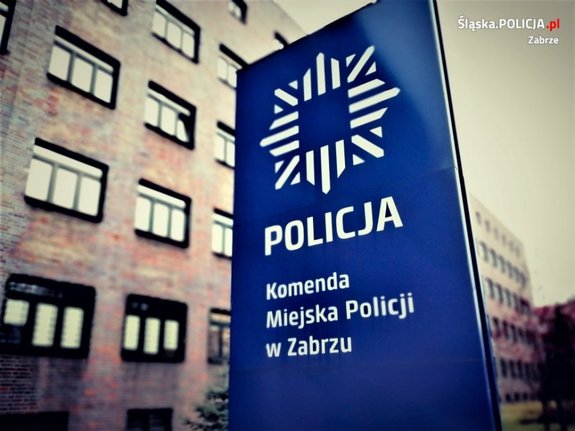 Znak informacyjny przed Komendą Miejską Policji w Zabrzu