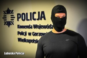 Policjant służby kryminalnej w kominiarce