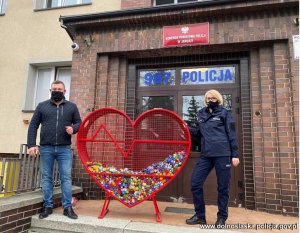 serce z nakrętkami i dwoje policjantów