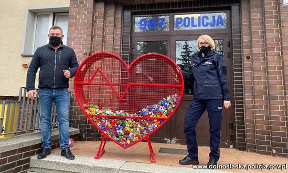 serce z nakrętkami i dwoje policjantów