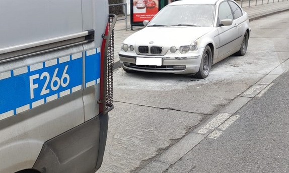 Radiowóz i ugaszony samochód w zatoce autobusowej