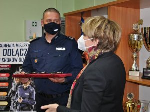 Prezydent Miasta Łodzi Hanna Zdanowska przekazuje kluczyki Komendantowi Miejskiemu Policji w Łodzi młodszemu inspektorowi Dariuszowi Dziurce