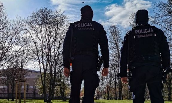 Policjanci patrolujący park, widok z tyłu