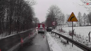 Na zdjęciu widać samochód w rowie, obok którego znajduje się policyjny radiowóz i wóz strażacki&quot;&gt;