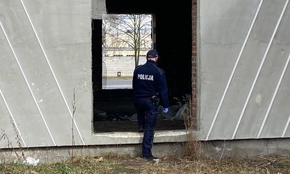 policjant wchodzi do pustostanu