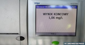 ekran alkomatu, a na nim wyświetlony wynik 1,06 mg/L