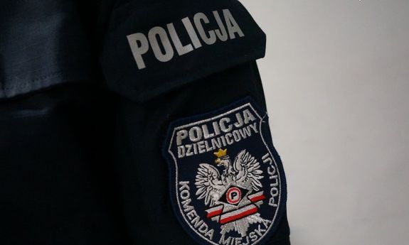 napis policja na ramieniu munduru oraz naszywka z logiem identyfikującym rewir dzielnicowych