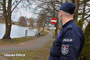 policjant patrzy w stronę jeziora