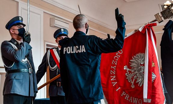 Policjanci ślubują na sztandar