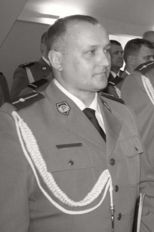 Zdjęcie przedstawia umundurowanego śp. mł. asp. Kamila Kwaśniaka