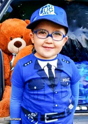 Jaś przebrany za policjanta
