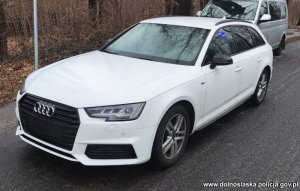 odzyskane białe audi stojące na drodze