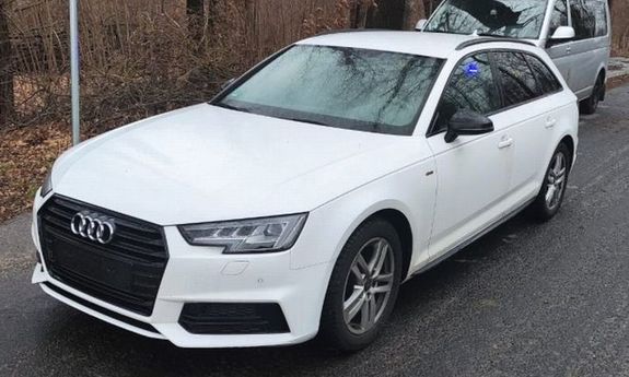 odzyskane białe audi stojące na drodze
