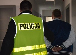 policjant z zatrzymanym mężczyzną