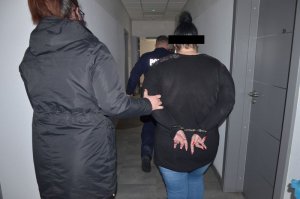 nieumundurowana policjantka prowadzi zatrzymaną kobietę