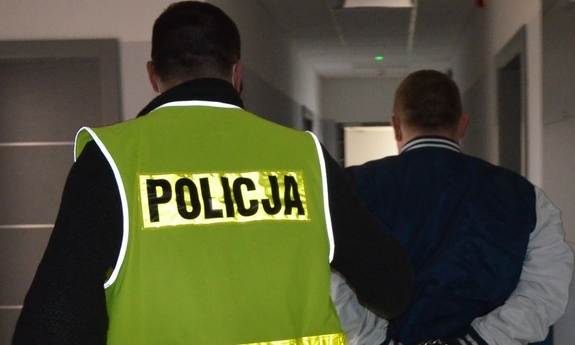 policjant z zatrzymanym mężczyzną