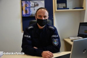 Umundurowany policjant przy biurku