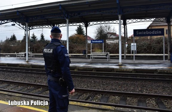 Umundurowany policjant na peronie