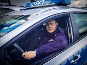 policjant siedzi w radiowozie