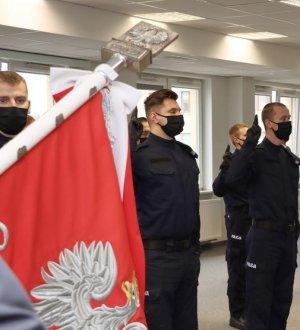 Umundurowani policjanci stojący w podniesionymi do ślubowania dłońmi&quot;&gt;