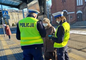 policjant i policjantka z kobietą