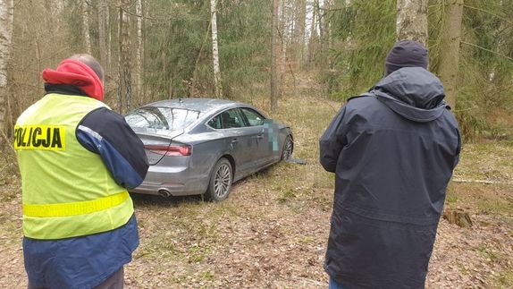 policjanci przy odzyskanym aucie