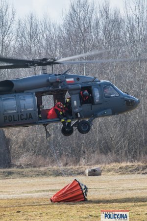 policyjny śmigłowiec podrywa się w górę z podczepionym Bambi Bucket