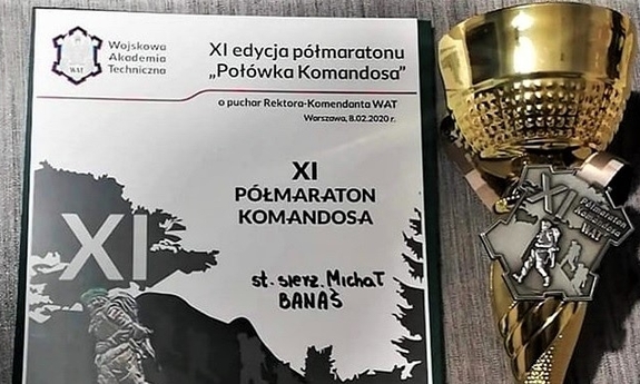 dyplom i puchar za udział w półmaratonie komandosa