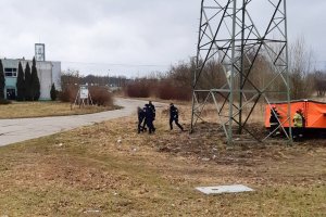 policjanci prowadzą mężczyznę