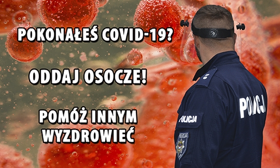 napis pokonałeś COVID-19? Oddaj osocze! Pomóż innym wyzdrowieć. Po lewej stronie od napisu policjant odwrócony tyłem