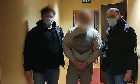 dwaj policjanci z zatrzymanym mężczyzną