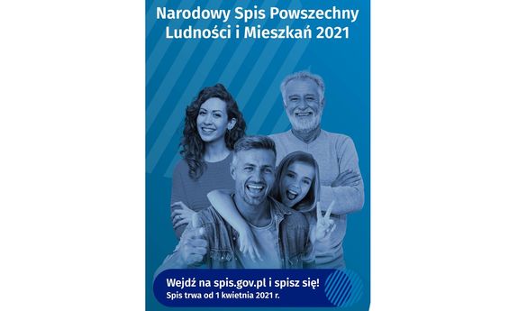 Na plakacie niebiesko-białym rodzina wielopokoleniowa: dwóch mężczyzn w starszym i średnim wieku, młoda kobieta i dziecko. U góry biały napis: Narodowy Spis Powszechny Ludności i Mieszkań 2021. Pod rodziną biały napis: wejdź na spis.gov.pl i spisz się! Spis trwa od 1 kwietnia 2021r.