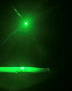 zielone światło lasera kierowane w śmigłowiec
