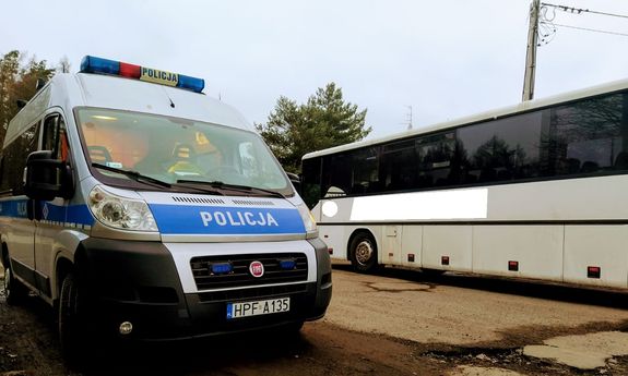 Radiowóz policyjny oraz autobus