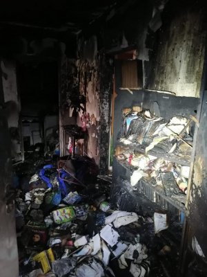 Zniszczenia mieszkania po pożarze.