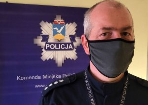 policjant w maseczce ochronnej