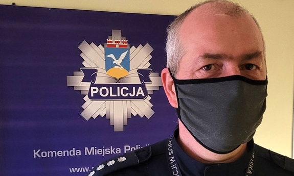 policjant w maseczce ochronnej