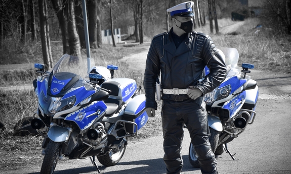 policjant drogówki, w tle motocykle