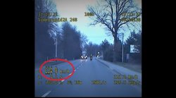 kierujący kawasaki mężczyzna pędził ulicą w miejscu, gdzie obowiązuje ograniczenie do 50 km/h, Wideorejestrator radiowozu wskazuje 114 km/h