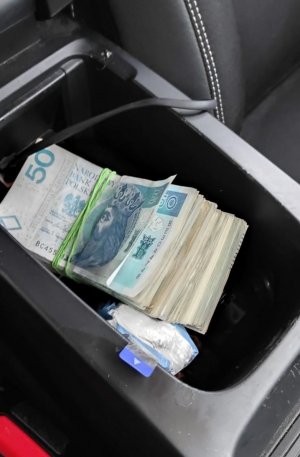 pieniądze leżące w schowku w samochodzie