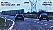 Obraz z nagrania kamery w policyjnym bmw. Prędkość sprawcy wykroczenia 207 kilometrów na godzinę