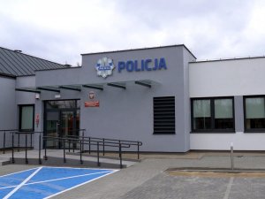 wejście  dla osób niepełnosprawnych do budynku Policji