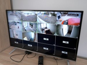 widok z kamer monitoringu na monitorze komputera