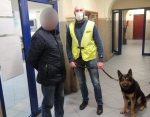przewodnik psa policyjnego i odnaleziony mężczyzna