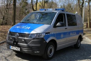 Nowoczesny furgon patrolowy VW T6 stoi w parku - zdjęcie z przodu