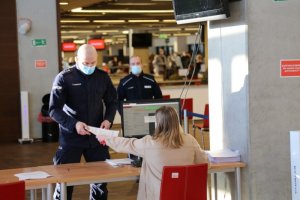 Policjant dokonuje rejestracji przed szczepieniem