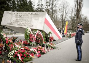 Komendant Główny Policji gen. insp. Jarosław Szymczyk składa kwiaty przed Pomnikiem Ofiar Tragedii Smoleńskiej 2010 roku przed pomnikiem ofiar katastrofy na Powązkach Wojskowych