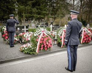 Szef polskich policjantów składa kwiaty na grobie Władysława Stasiaka, ministra spraw wewnętrznych i administracji w rządzie Jarosława Kaczyńskiego, a w chwili śmierci – szefa Kancelarii Prezydenta RP