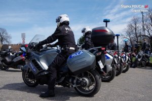 policjanci na motocyklach stoją w rzędzie na parkingu pod Jasną Górą